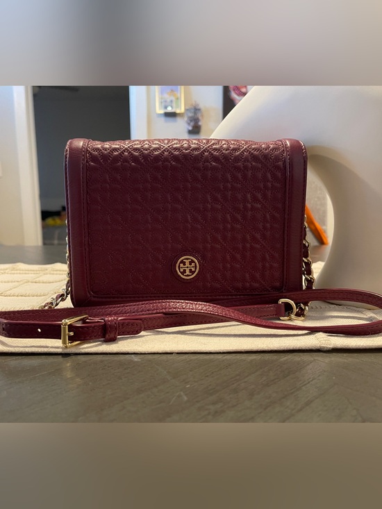 Tory Burch Handbags - EUC Tory Burch Quilted Burgundy Crossbody Bag with Gold Logo